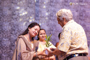 Guest receiving an award for their contribution to art and culture at Lumora