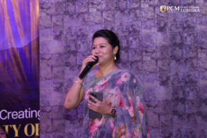 Live performance by a woman artist at Lumora