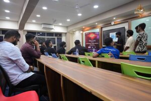 Audience watching participants explain their AI project to judges during Brahmastra, India’s top college festival HackForge.