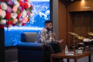 College festival Brahmastra’s Samvad Vivaad event showing students role-playing public figures in press Q&A.