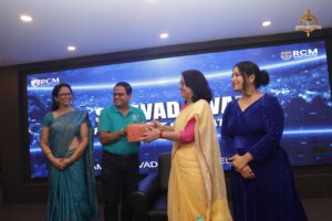 Faculty honoring judges with a token gift at Brahmastra, India’s top college festival Samvad Vivaad